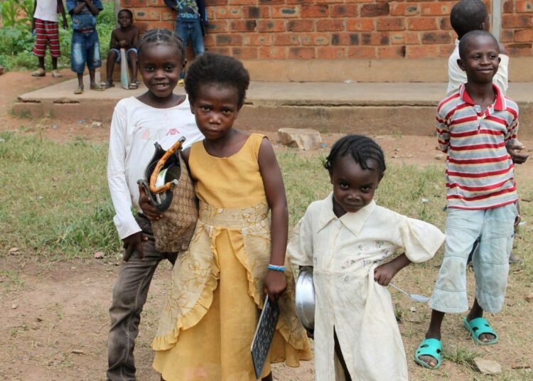 Lapsia odottamassa avustusruoan jakelua Keski-Afrikan tasavallan pääkaupungissa Banguissa.