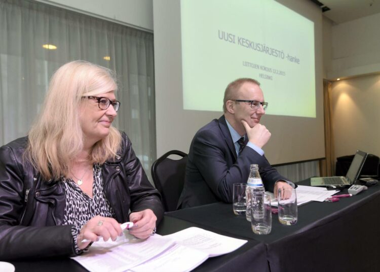 Uuden keskusjärjestön valmistelutyötä koordinoivan ohjausryhmän puheenjohtajaksi valittiin JHL:n puheenjohtaja Jarkko Eloranta (oik), varapuheenjohtajiksi Vakuutusväen Liiton VvL:n puheenjohtaja Liisa Halme ja kuvasta puuttuva Insinööriliiton puheenjohtaja Pertti Porokari.