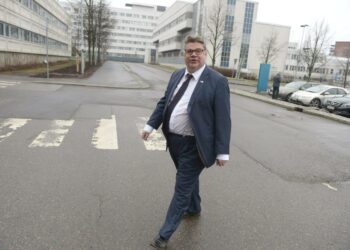 Uskonto, huumori, kannustus ja tytöttely ovat Timo Soinin kielellisiä aseita.