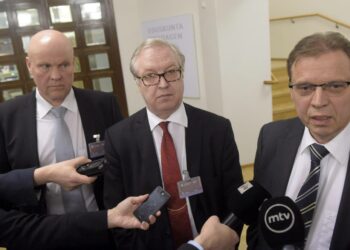 Palkansaajakeskusjärjestöjen puheenjohtajat STTK:n Antti Palola (vas.), Akavan Sture Fjäder (kesk.) ja SAK:n Lauri Lyly.