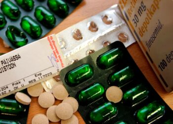 Osa pienituloisista saattaa jättää lääkkeensä ensi vuonna ostamatta, kun lääkekorvausten omavastuu nousee.