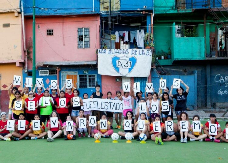 Paitsi jalkapallojoukkue La Nuestra (Meidän) on myös järjestö, joka pyrkii jalkapalloharrastuksen avulla voimauttamaan naisia, vahvistamaan heidän itsetuntoaan ja edistämään sukupuolten tasa-arvoa.