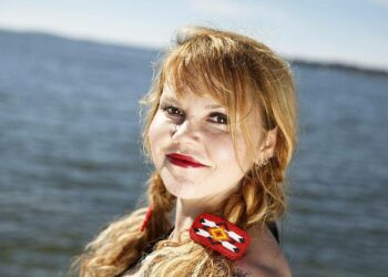 Katja Ketun uusi romaani Yöperhonen ei piittaa arkirealismin säännöistä.