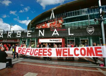 Jalkapallokatsomoissa ympäri Euroopan on nähty Refugees Welcome -banderolleja. Tämä levitettiin Arsenalin Emirates Stadiumin edessä ennen viime lauantaista Stoke-ottelua.