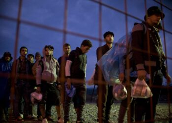 Pakolaisia jonottamassa rekisteröintiä Gevgelijassa Kreikan ja Makedonian rajalla maanantaina.