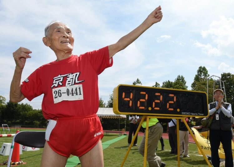 105-vuotias Hidekichi Miyazaki jäljitteli Usain Boltin poseerausta tehtyään syyskuussa ikäluokkansa maailmanennätyksen sadan metrin juoksussa ajalla 42,22.