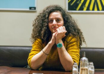 Maailmankansalainen Yasmin Fedda asuu nykyisin Lontoossa. Hän on palestiinalaistaustainen, syntynyt Kuwaitissa ja asunut Syyriassa ja Roomassa.