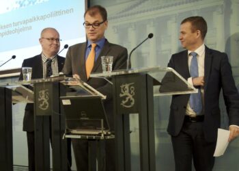 Hallitus järjesti tiedotustilaisuuden turvapaikkapoliittisesta toimenpideohjelmasta tiistaina. Vasemmalta oikeus- ja työministeri Jari Lindström, pääministeri Juha Sipilä ja sisäministeri Petteri Orpo.