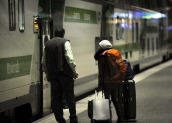 Osa raideammattilaisten ammattiosastoista marssii ulos työpaikoilta vuorokaudeksi.