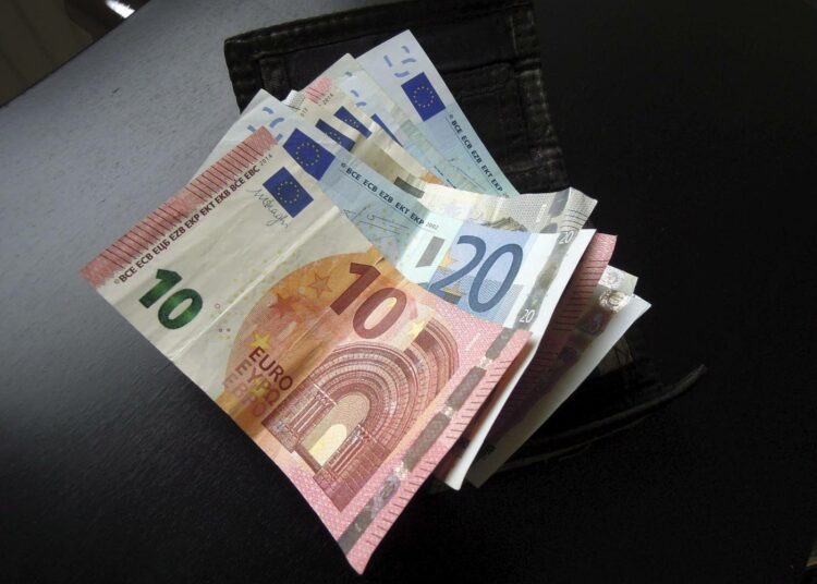 Kilpailukykysopimus heikentää yksityistä kulutusta ensi vuonna, mutta lisää mahdollisesti vientiä ja investointeja, arvioi Palkansaajien tutkimuslaitos.