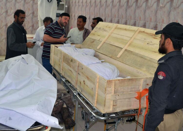 Uutistoimisto AFP:n alkuperäisen kuvatekstin mukaan kaksi ”tunnistamatonta ruumista” tuotiin Quettaan lennokki-iskun jälkeen toissa lauantaina.