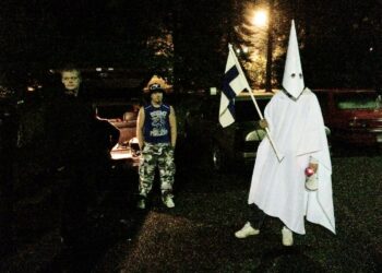 Kymmeniä ihmisiä, joiden joukossa oli Ku Klux Klan -asuun pukeutunut mies, osoitti mieltään turvapaikanhakijoiden tuloa vastaan Hennalan ex-varuskunnan portilla Lahdessa viime vuoden syyskuussa.  Äärioikeistolainen ja maahanmuuttovastainen liikehdintä aktivoitui ja tuli entistä näkyvämmäksi viime vuonna.