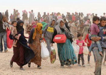 Jordaniaan yrittäviä Syyrian pakolaisia odottamassa Hadalatin raja-aseman luona toukokuussa.
