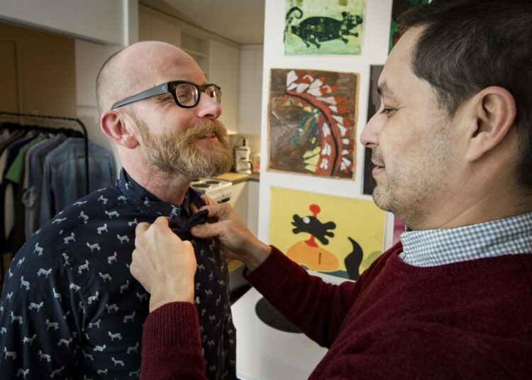 Hannu Virtanen ja Raul Medina kotonaan Turussa. He ovat jo rekisteröineet parisuhteensa, mutta aikovat juhlia kahdeksan muun samaa sukupuolta olevan parin kanssa Vihdoin vihille -tapahtumassa Musiikkiteatteri Kapsäkissä Helsingissä maaliskuun ensimmäisenä päivänä.