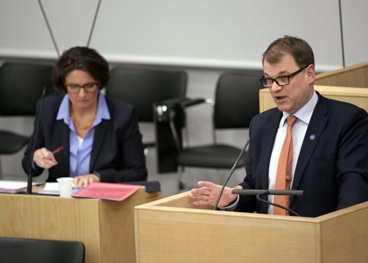 Ministeri Anne Berner sai eduskunnassa vahvaa tukea pääministeri Juha Sipilältä.