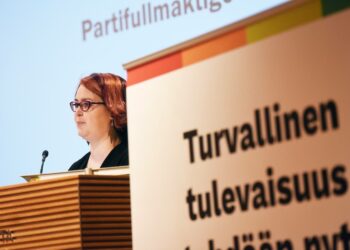 Vasemmistoliiton puoluevaltuuston puheenjohtaja Pia Lohikoski esitti kuntien roolin vahvistamista asuntopolitiikassa. Hän puhui puoluevaltuuston kokouksessa Helsingissä.