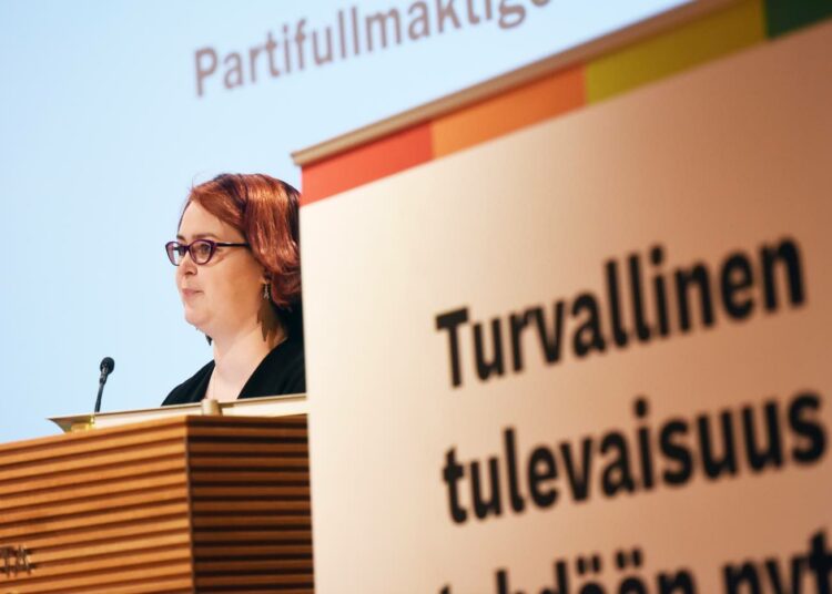 Vasemmistoliiton puoluevaltuuston puheenjohtaja Pia Lohikoski esitti kuntien roolin vahvistamista asuntopolitiikassa. Hän puhui puoluevaltuuston kokouksessa Helsingissä.