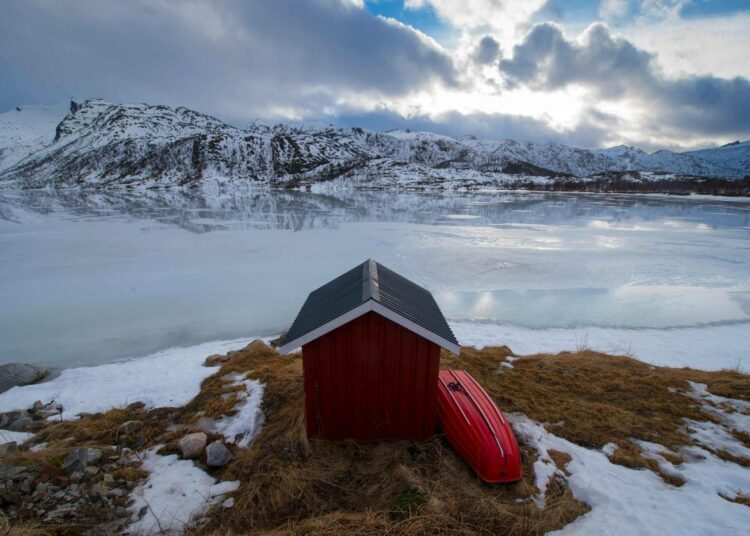 Arktisen alueen muutokset vaikuttavat säihin kaikkialla maailmassa. Kuvassa kalastusmaja Norjan Lofooteilla.