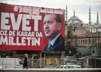 Erdogan kehottaa äänestämään kyllä vaalijulisteessaan.