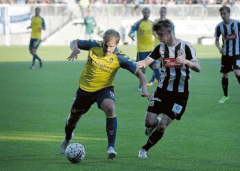 VPS:n Joonas Levänen (oik.) taistelemassa pallosta Bröndby IF:n Teemu Pukin kanssa Eurooppa-liigan toisen kierroksen toisessa osaottelussa.