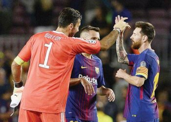 Lionel Messi (oik.) sai vihdoin pallon Gianluigi Buffonin selän taakse, mistä maalivahtilegenda onnitteli Messiä ottelun jälkeen.