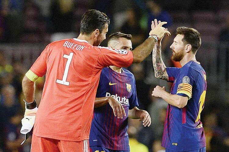 Lionel Messi (oik.) sai vihdoin pallon Gianluigi Buffonin selän taakse, mistä maalivahtilegenda onnitteli Messiä ottelun jälkeen.