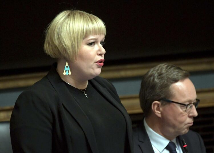 Perhe- ja peruspalveluministeri Annika Saarikko joutui selvittämään sote-uudistuksen uusia mutkia kyselytunnilla.