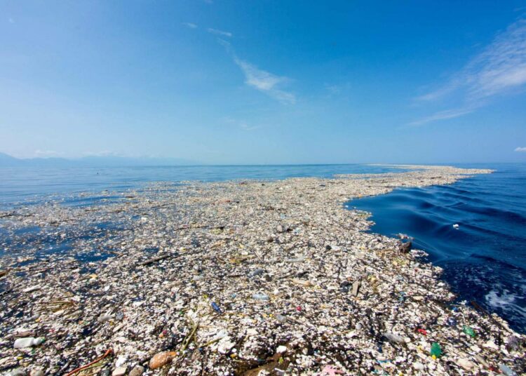 Muoviroskasta muodostunut lautta Hondurasin edustalla.
