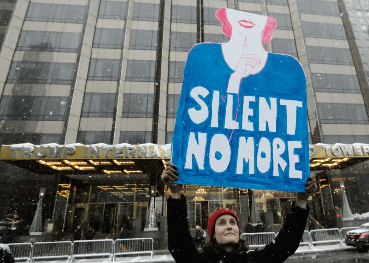 MeToo -mielenosoitukseen osallistunut nainen Trump-hotellin edustalla New Yorkissa joulukuussa. Donald Trumpin, jota kohtaan on esitetty lukuisia syytöksiä seksuaalisesta ahdistelusta, valinta presidentiksi oli osaltaan nostamassa aihetta tapetille.