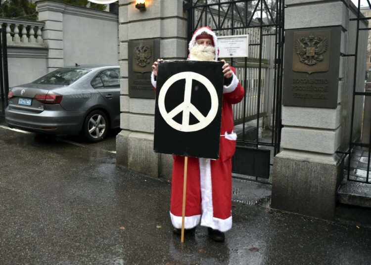 Nobel-palkitun ICAN Suomen verkoston ja Pasilan Rauhanaseman joulupukki kävi 23.12. toivottamassa hyvää joulua Venäjän suurlähetystöllä ja sen jälkeen Ranskan ja Yhdysvaltain lähetystöillä.