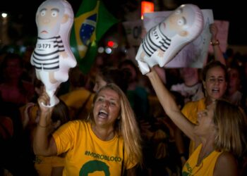 Oikeiston mielenosoittajat pukivat Lula-nuken vanginasuun tiistaina Riossa.