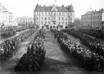 Vangittuja punaisia Tampereen Keskustorilla vuonna 1918.