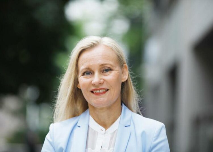 – Toistuva poliittinen tempoilu on kasvattanut virkamiesten työmäärää hallitsemattomasti, Maria Löfgren toteaa