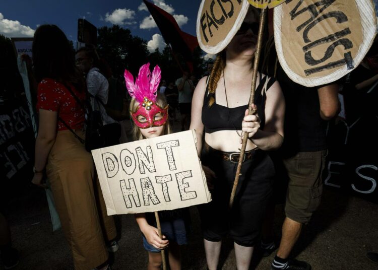 ”Älä vihaa” kehotti nuori mielenosoittaja Helsinki Summit 2018 mielenosoituksessa 15. heinäkuuta.