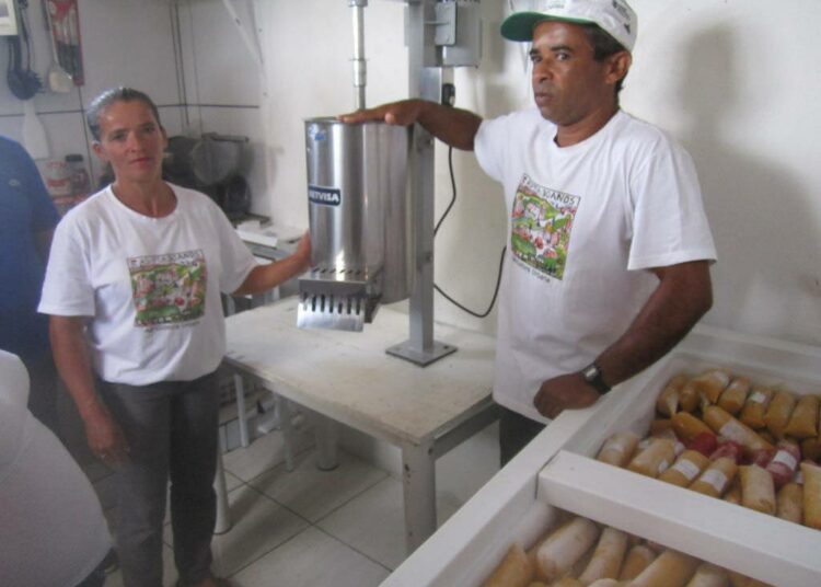 Givaldo ja Nina dos Santos ja hedelmäsosepuristin.