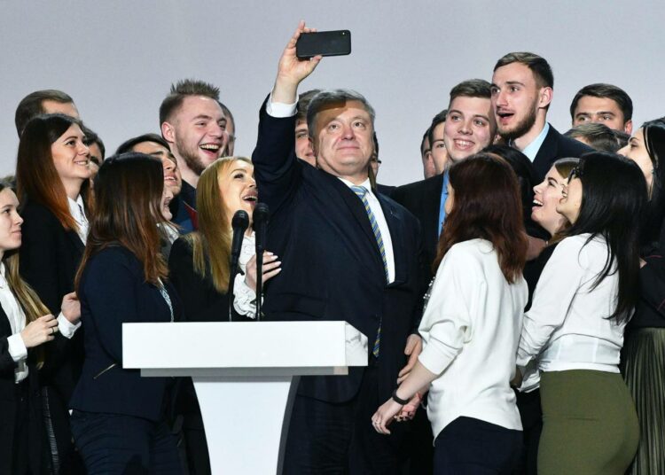 Ukrainan presidentti Petro Poroshenko otti selfien kannattajiensa keskellä tiistaina Kiovassa.