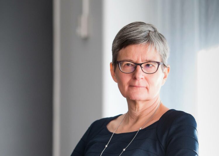 Nykyisellä vauhdilla palkkaerojen kurominen umpeen kestää yli viisikymmentä vuotta, sillä ero kuroutuu umpeen hyvin hitaasti, kirjoittaa SAK:n juristi Anu-Tuija Lehto.