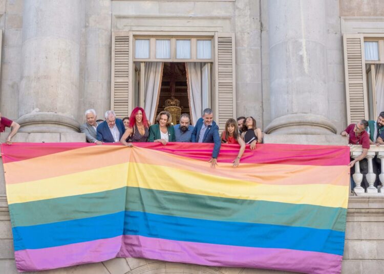 Barcelonan kaupungin johto levitti sateenkaarilipun kaupungintalon seinustalle Pride-viikolla kesäkuun lopussa.