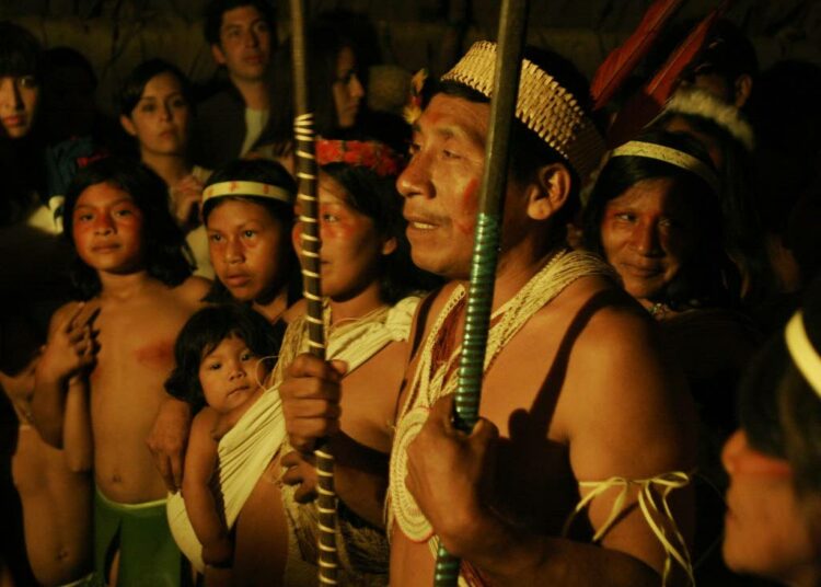 Ecuadorilainen huaorani-kansan mies perheineen toivottaa turistiryhmän tervetulleeksi Tigüinon yhteisöön Yasuni-luonnonpuistossa. Huaorani-kieli ei ole sukua millekään tunnetulle kielelle ja sitä puhuu nelisentuhatta ihmistä, joten kielen katoaminen on hyvin mahdollista.