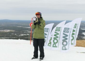 Suomen Protect Our Winters on saanut monta hiihtokeskusta innostumaan laskemaan päästöjään. Kuvassa Niklas Kaskeala puhuu järjestön vappumarssilla.