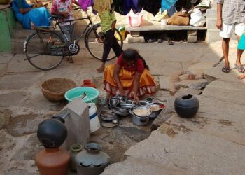Maailmassa on yli 900 miljoonaa ihmistä, joilla ei ole puhdasta juoma- tai pesuvettä. Kuvassa nainen slummissa Intian Bengalurussa vesitankin äärellä.