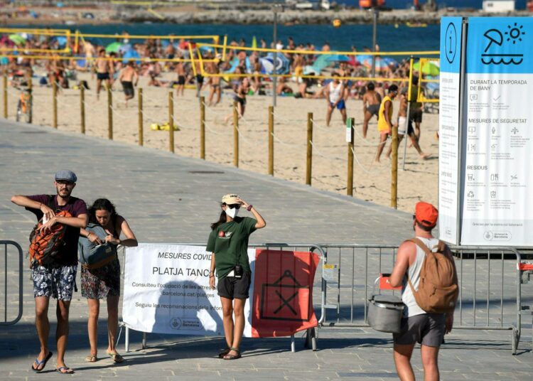 Kyltti uimarannan aidassa Barcelossa kertoi sunnuntaina 19.7., että pääsy on kielletty, koska koronan takia rajoitettu väkimäärä on täynnä.