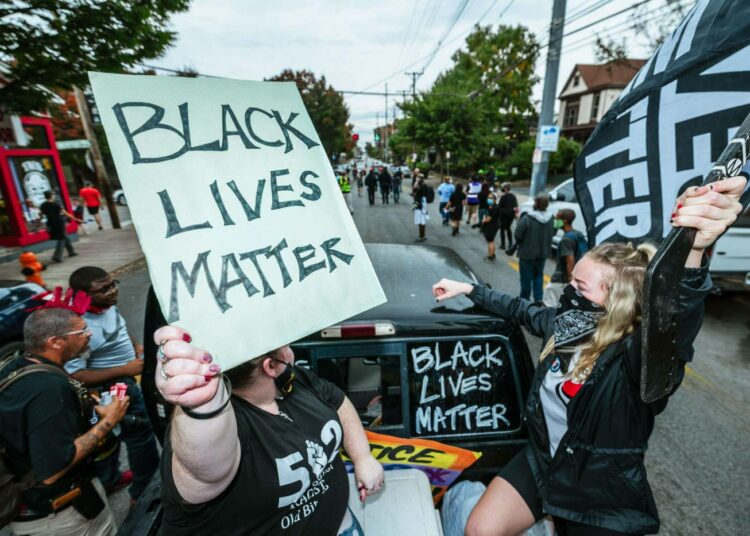Black Lives Matter -mielenosoitus Louisvillessä Kentuckyssa lokakuun alkupuolella.