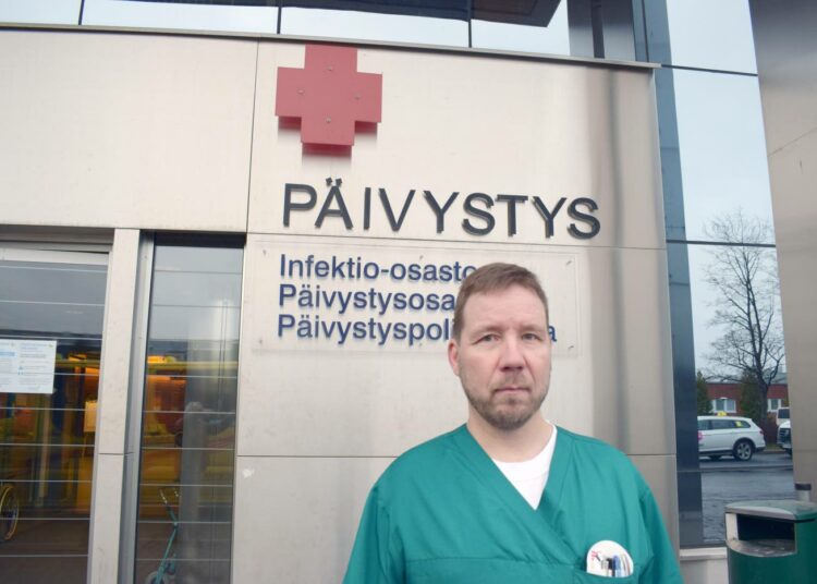 Keski-Suomen keskussairaalan teho-osaston hoitaja Jani Pasanen myöntää, että koronarokotteen ottaminen ensimmäisten joukossa huolestuttaa.
