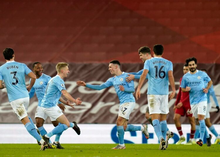 Manchester Cityn pelaajat juhlivat Phil Fodenin (keskellä) tekemää maalia sunnuntain ottelussa.
