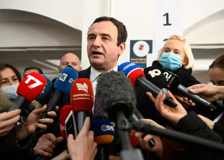 Albin Kurti puhui medialle äänestyspaikalla Pristinassa sunnuntaina.