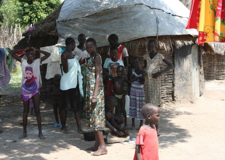 Eteläsudanilaisia pakolaislapsia Etiopian Gambellan alueella. Etiopian Unicefin mukaan koulunkäynnin jatkuminen on ollut elintärkeää kriisin runtelemille lapsille.