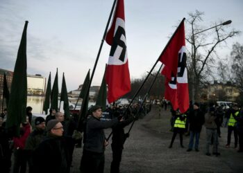 Uusnatsien Kohti vapautta! -marssi lähdössä natsien hakaristilippujen kanssa Kaisaniemestä Helsingissä itsenäisyyspäivänä 6. joulukuuta 2018.