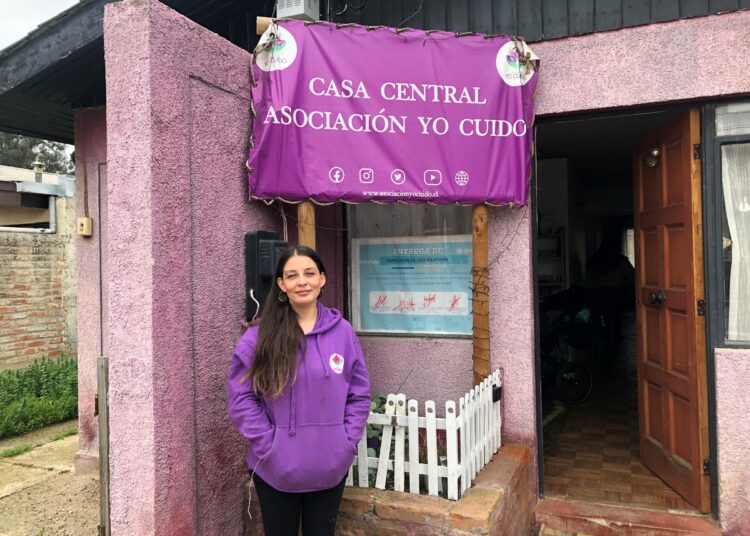 Asociación Yo Cuidon pääsihteeri Carolina Cartagena on pukeutunut purppuraiseen huppariin, josta tunnistaa naishoivatyöntekijöiden liikkeen jäsenet. Yhdistyksen samalla värillä maalatussa päämajassa järjestetään kokouksia, työpajoja ja koulutusta.