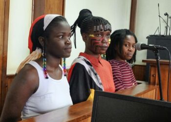 Kemitoma Siperia Mollie, Praise Aloikin, ja Norah Kobusingye oikeudessa syyskuussa. Korruptiota vastustaneita rauhanaktivisteja syytettiin yleisen häiriön aiheuttamisesta.